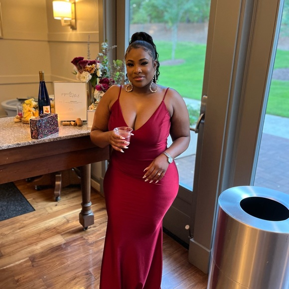 Burgundy Red Gown Fashionnova size large - Picture 8 of 10